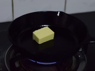 铸铁锅全麦大曲奇,分出30克黄油，铸铁平底锅中火熔化。