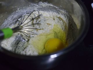 铸铁锅全麦大曲奇,打入鸡蛋。