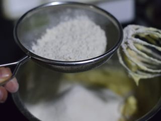 铸铁锅全麦大曲奇,除杏仁粉外的粉类食材（面粉，盐泡打粉，肉桂粉）过筛，放入打蛋盆。