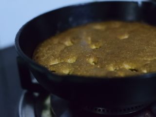 铸铁锅全麦大曲奇,表面变成金褐色后关火。取出冷却15分钟后可切。表皮香脆，内心柔韧。