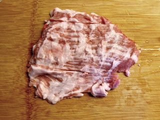 南瓜炒肉片,猪颈肉是猪身上最好吃的部分，没有之一，大理石般的花纹，肥瘦均匀，腌制得当，怎么炒都不老。