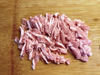 南瓜炒肉片,猪颈肉切片。按纹路45度切断纹理，不要顺着纹路切，直接垂直切断纹路也可以，这样炒出来的肉才嫩。