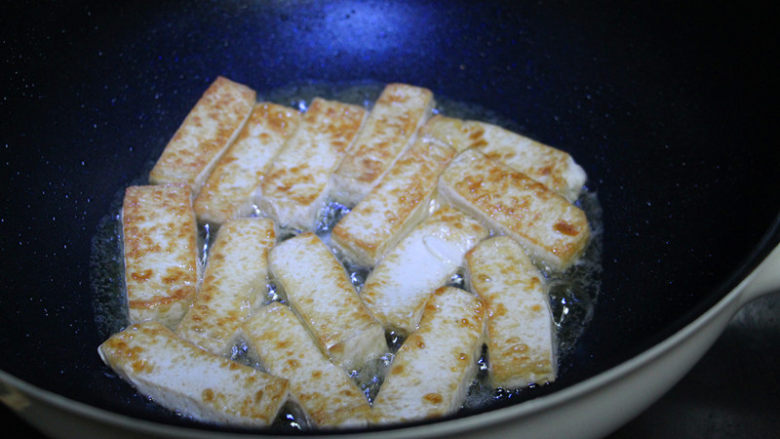 鸡蛋煎豆腐,其实只放了一点点油，如果锅会粘就稍微多倒些油。