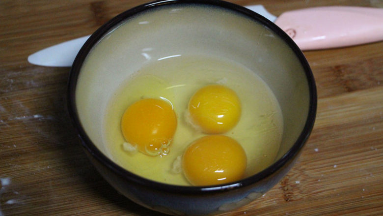 鸡蛋煎豆腐,煎豆腐的时候利用等待的时间把<a style='color:red;display:inline-block;' href='/shicai/ 9'>鸡蛋</a>打出来。