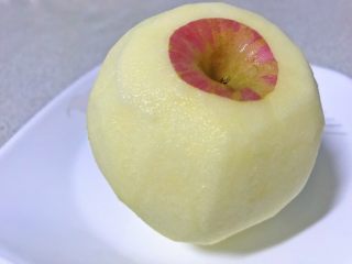 百变水果+苹果咕噜肉,苹果去皮。