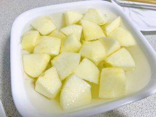 百变水果+苹果咕噜肉,切成块儿，浸泡在盐水中，以免氧化。