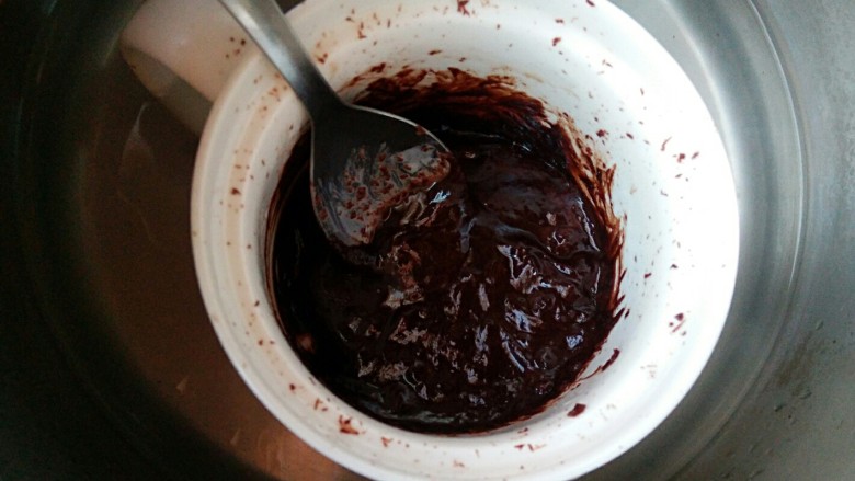 真的脏脏包？蒸的脏脏包！,隔水将巧克力融化和淡奶油搅拌均匀，制成甘纳许备用。