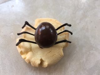 蜘蛛玛格丽特饼干,放上德芙巧克力球