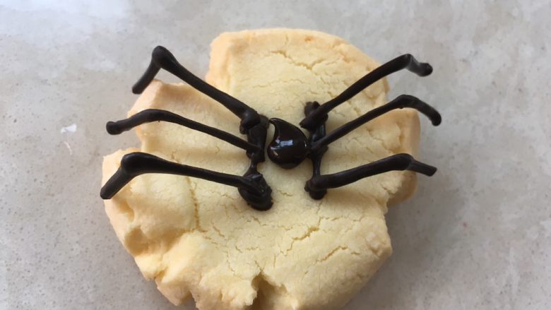 蜘蛛玛格丽特饼干,在中间点上一点巧克力酱