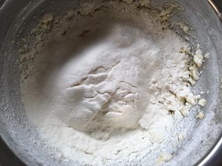 蜘蛛玛格丽特饼干,过筛低筋面粉跟玉米淀粉，搅拌均匀