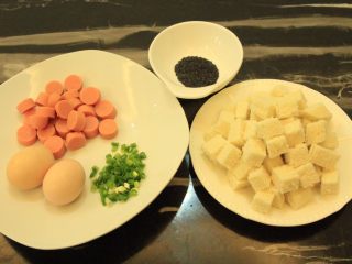 馒头火腿鸡蛋饼,将食材都切好，馒头丁，火腿丁，葱末，鸡蛋打散放少许盐