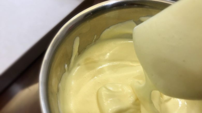 原味奶油蛋糕卷,切拌法混合均匀，混合好的糊糊细腻光滑