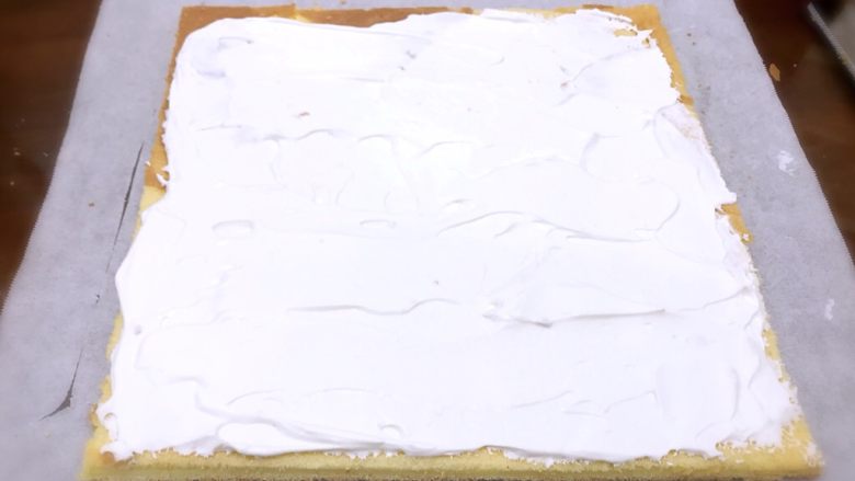 原味奶油蛋糕卷,将奶油涂抹在蛋糕片上，尾部涂抹薄一些