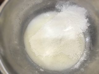 原味奶油蛋糕卷,面粉筛两遍后筛入奶、油混合液中，“Z”字法拌匀