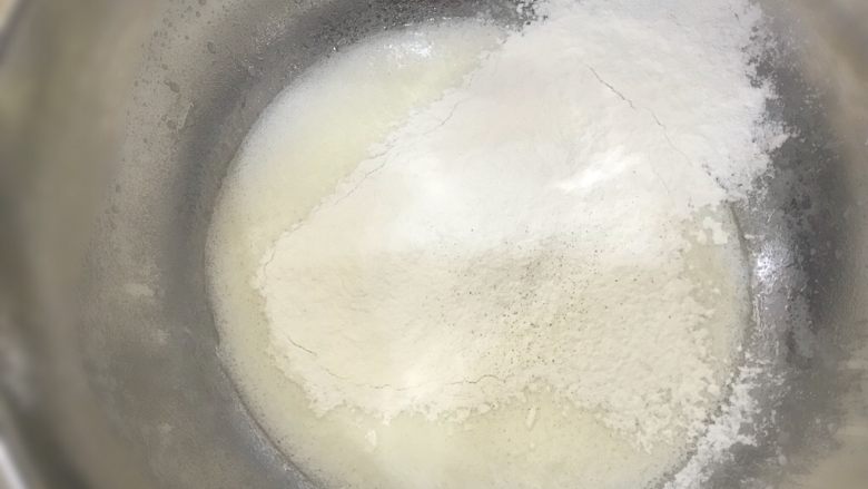 原味奶油蛋糕卷,面粉筛两遍后筛入奶、油混合液中，“Z”字法拌匀