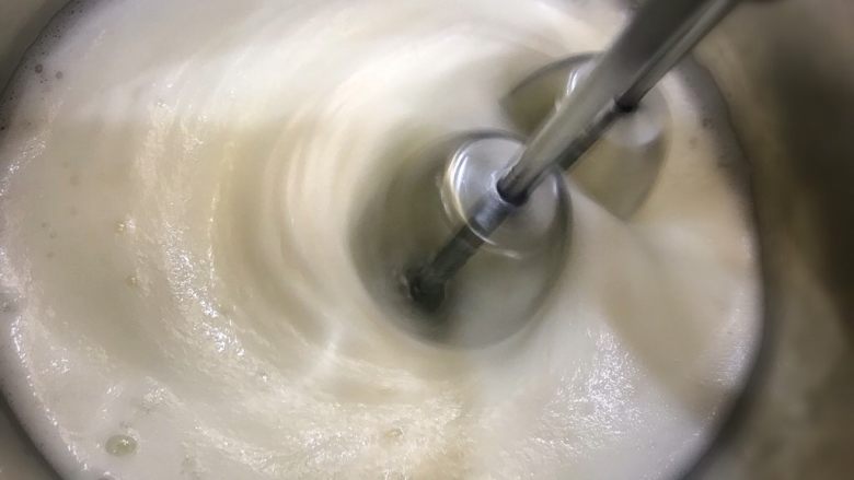 原味奶油蛋糕卷,待出现纹路再加入1/3白砂糖，继续搅打