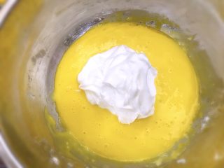 原味奶油蛋糕卷,烤箱预热时开始混合蛋白霜和蛋黄糊，先去1/3蛋白霜放入蛋黄糊中，切拌法混匀