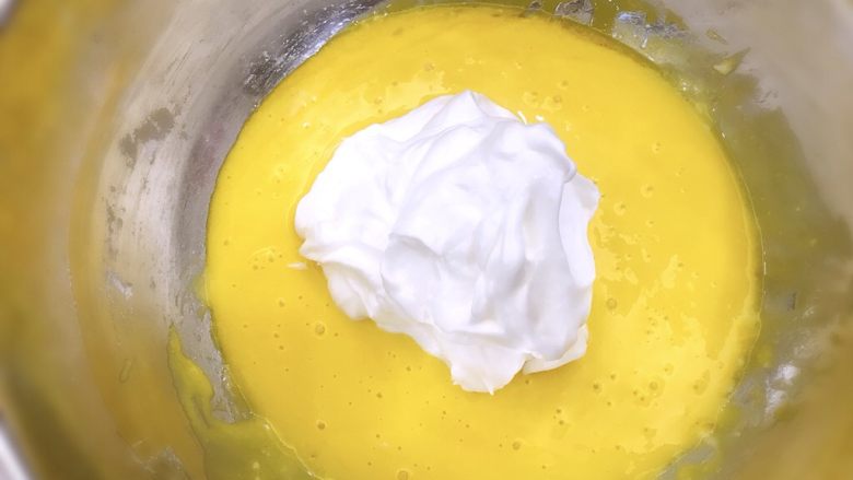 原味奶油蛋糕卷,烤箱预热时开始混合蛋白霜和蛋黄糊，先去1/3蛋白霜放入蛋黄糊中，切拌法混匀