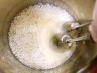 原味奶油蛋糕卷,用电动打蛋器搅打蛋白液出现大眼泡沫时加入1/3白砂糖