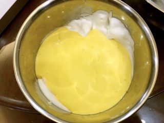 原味奶油蛋糕卷,混合后的蛋黄糊全部加入蛋白霜中