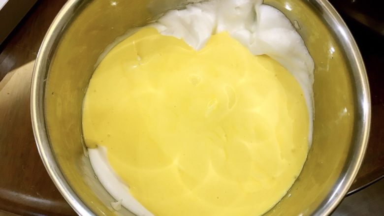 原味奶油蛋糕卷,混合后的蛋黄糊全部加入蛋白霜中