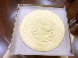 原味奶油蛋糕卷,从高处垂直将混合液倒入烤盘中