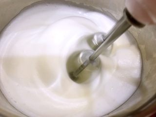 原味奶油蛋糕卷,蛋白霜变得细腻时加入剩余1/3白砂糖