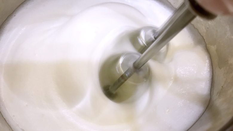 原味奶油蛋糕卷,蛋白霜变得细腻时加入剩余1/3白砂糖