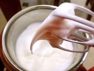 原味奶油蛋糕卷,打至湿性发泡即可，不可过，提起打蛋器出现弯勾就可以了