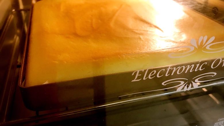 原味奶油蛋糕卷,预热好的烤箱调150度，25分钟