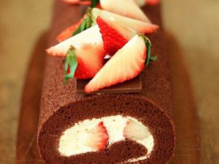 草莓奶油瑞士蛋糕卷,还可以做成可可味的草莓蛋糕卷，也超级好吃。