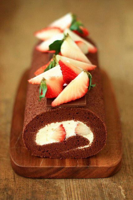 草莓奶油瑞士蛋糕卷,还可以做成可可味的草莓蛋糕卷，也超级好吃。