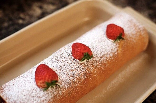 草莓奶油瑞士蛋糕卷,还可以像这样,在蛋糕卷表面均匀的撒上一层糖霜,然后把草莓切一半,将平整的一面扣上去,看起来像一个个完整的草莓,其实不是完整的草莓,因为完整的草莓放在上面不平稳会滚下来,也不是很美观。