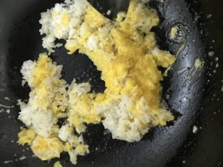 黄金蛋炒饭,倒入鸡蛋液，必须每粒米饭都沾上蛋液。