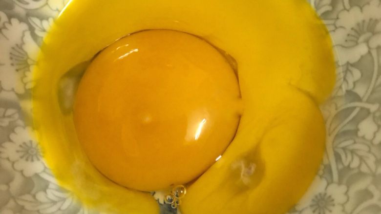 黄金蛋炒饭,蛋黄打散备用。