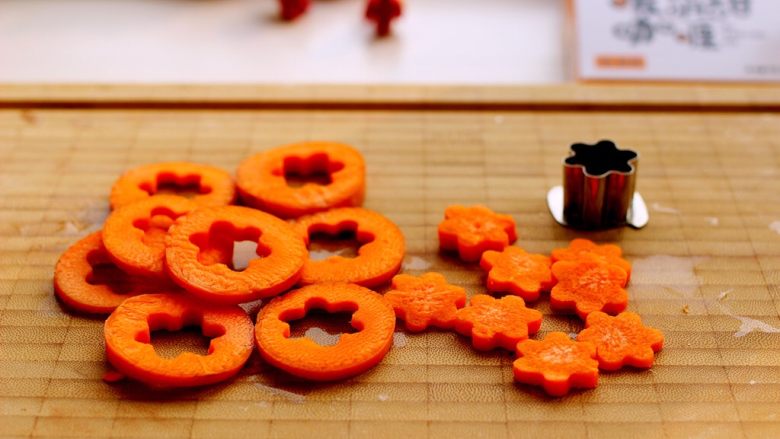 咖喱鳕鱼什锦炒意面,胡萝卜用模具刻出花型、木有模具的直接用刀切成薄片