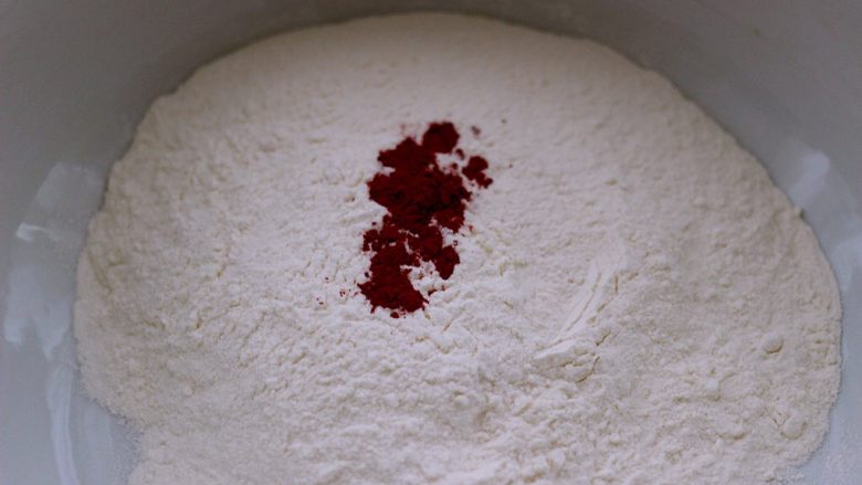 双色白菜牛肉饺子,把剩下的300克面粉加入红曲粉用清水和面