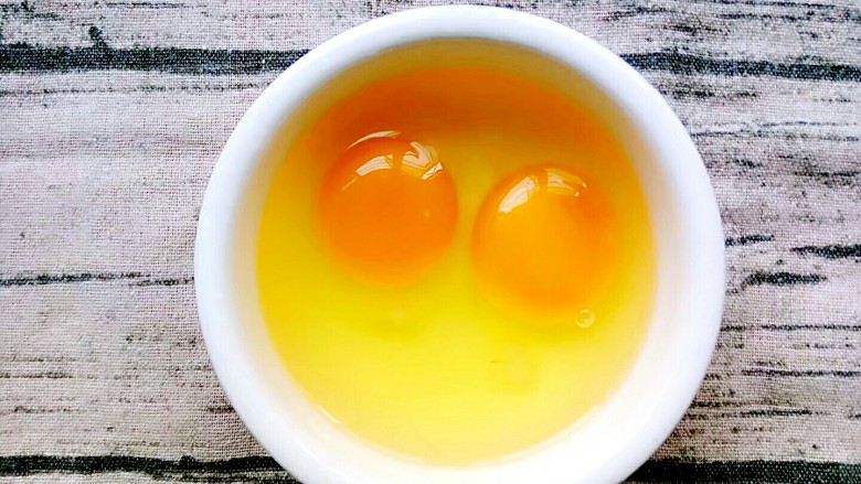 宝宝辅食:黄金饼,鸡蛋打入碗中
