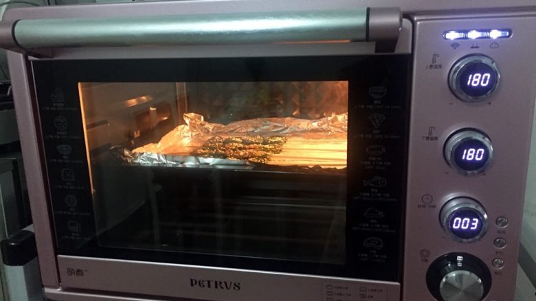 烤韭菜,放入预热好的烤箱，上下火180度，中层3分钟