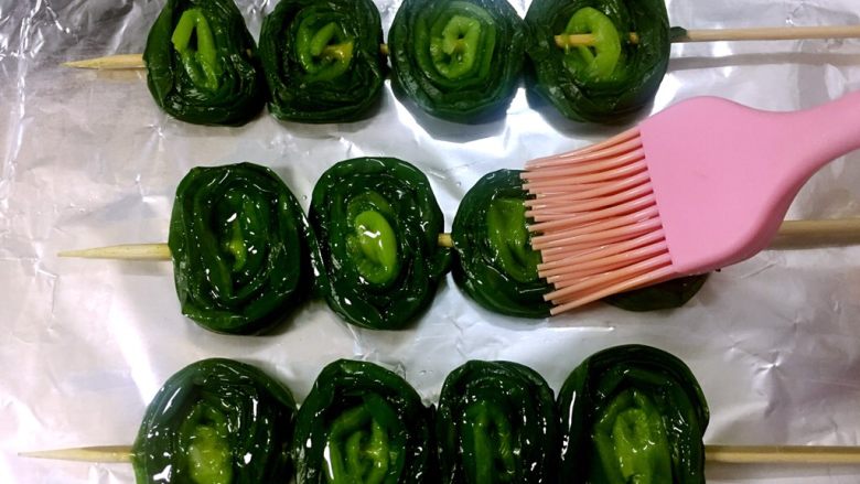 烤韭菜,表面刷一遍食用油