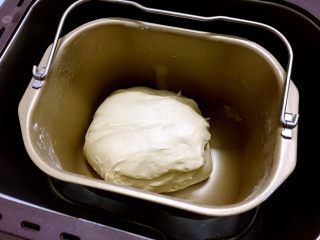 奶香排包,揉圆放回面包机发酵至两倍大左右