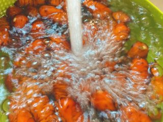 蛋白质崩裂的★爆香蚕蛹,然后过冷水，或者自然冷却。