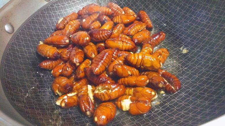 蛋白质崩裂的★爆香蚕蛹,然后锅里留很少的油，把蝉蛹再次煸炒，炒出它的水分。