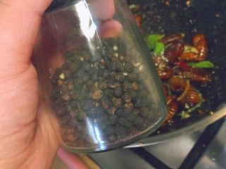 蛋白质崩裂的★爆香蚕蛹,再下研磨的黑胡椒粉。最后下一些盐和鸡精，盐放之前尝尝味道，多少根据实际情况下哦。鸡精下6g左右。