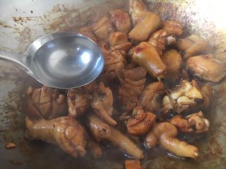 天津甘栗焖鸡,放入适量的开水。
