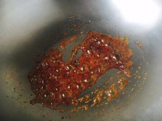 天津甘栗焖鸡,当变成琥珀色糖色时需要把火调到最小火，或者关火，以免糖色过重或者糊了。 糖色糊了后做出来的小肋排骨就会发苦。