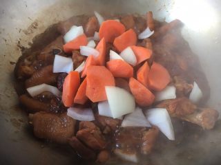 天津甘栗焖鸡,放入胡萝卜和洋葱，大火煮开，小火炖10分钟。