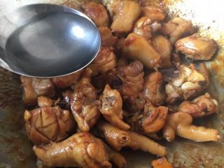 天津甘栗焖鸡,放入1大汤勺的米酒。