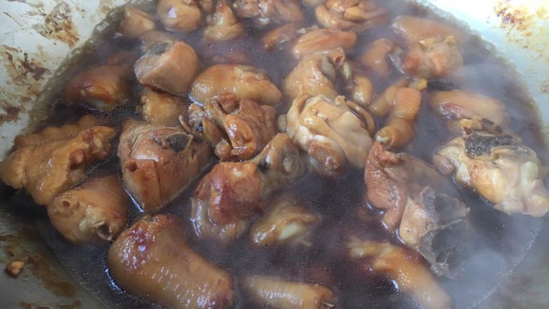 天津甘栗焖鸡,水的量没过食材。