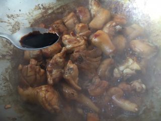 天津甘栗焖鸡,放入1勺的老抽，约10g左右。